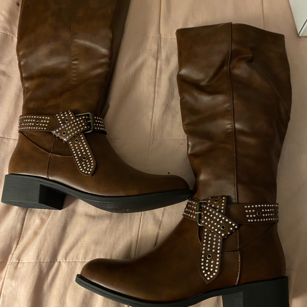New in box size 7 cognac boots with crystal accents